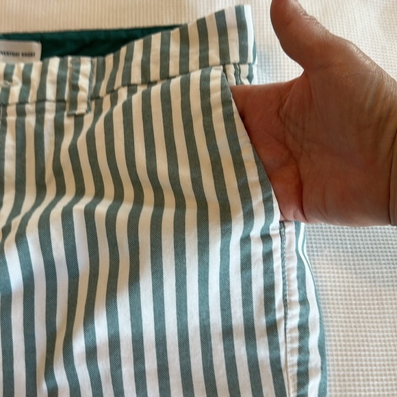 Old Navy Striped Green and White Women's Shorts Size 8 - Picture 10 of 11